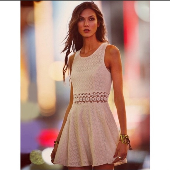 Free People White Cut-Out Daisy Floral Dress Sz 2 Free People White Cut-Out Daisy Floral Dress Sz 2